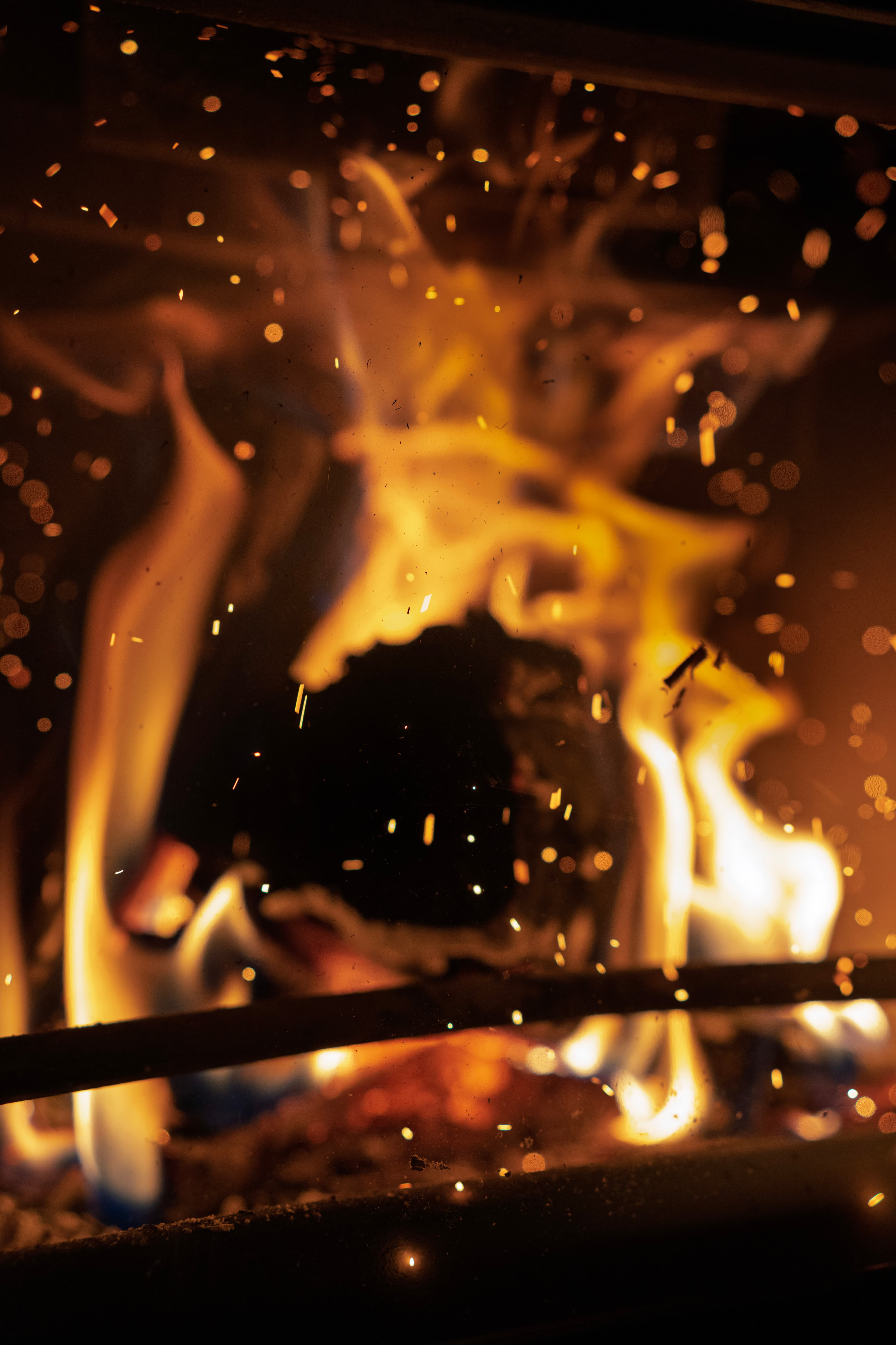 Flammen und Funken im Feuer